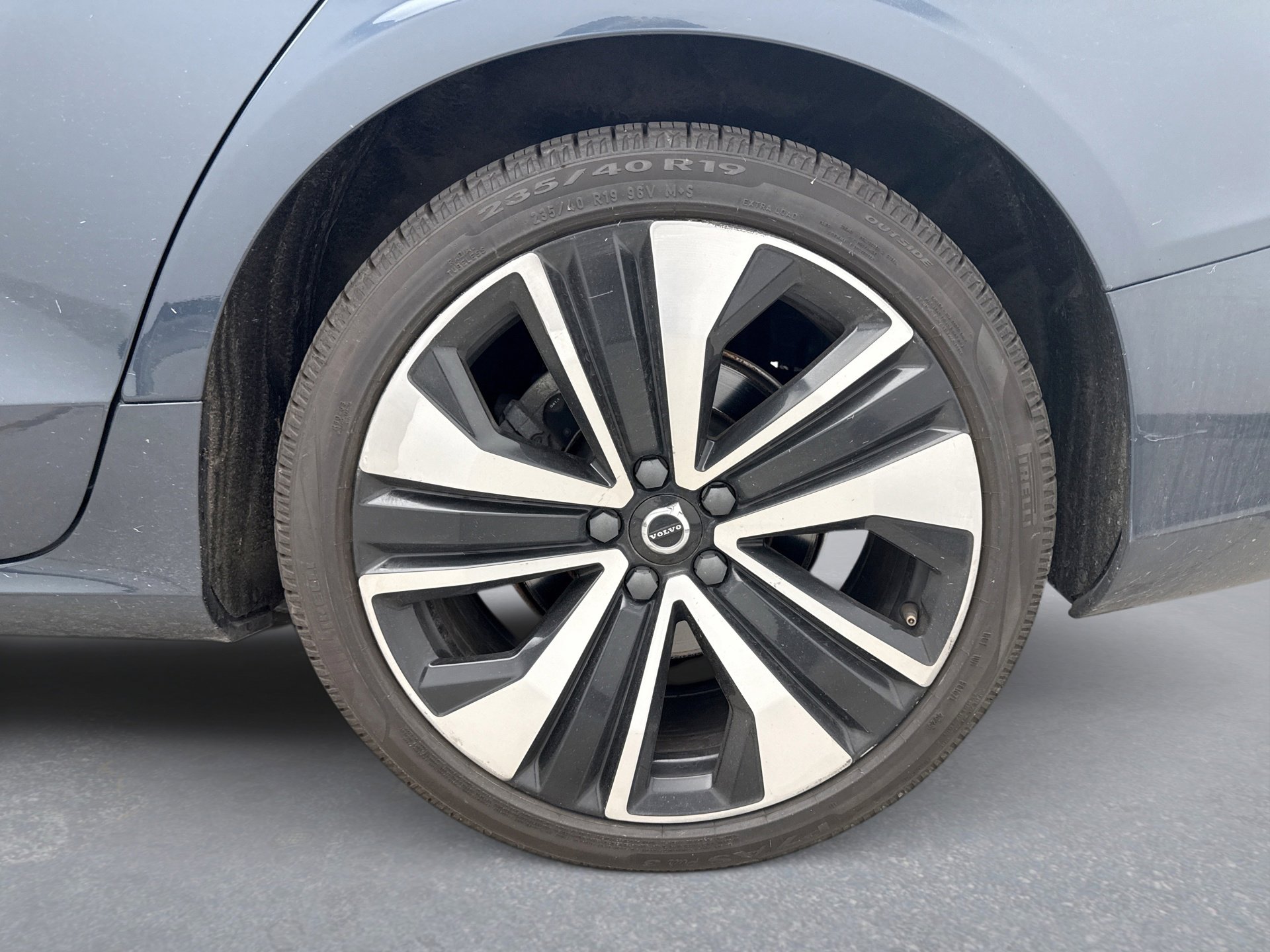 Used 2022 Volvo S60 B5 Momentum w/ Climate Package image 13