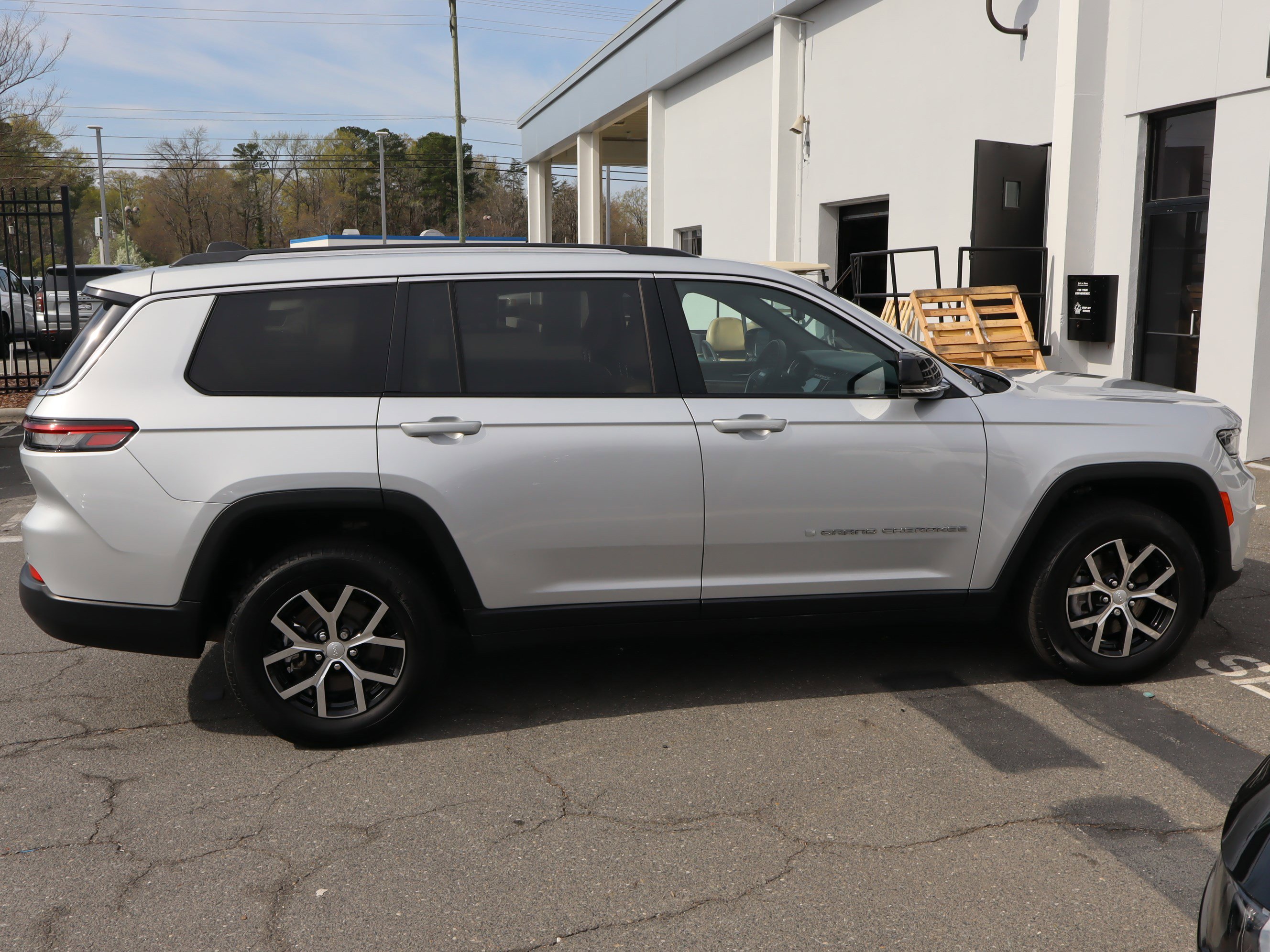 Used 2023 Jeep Grand Cherokee L Limited image 11