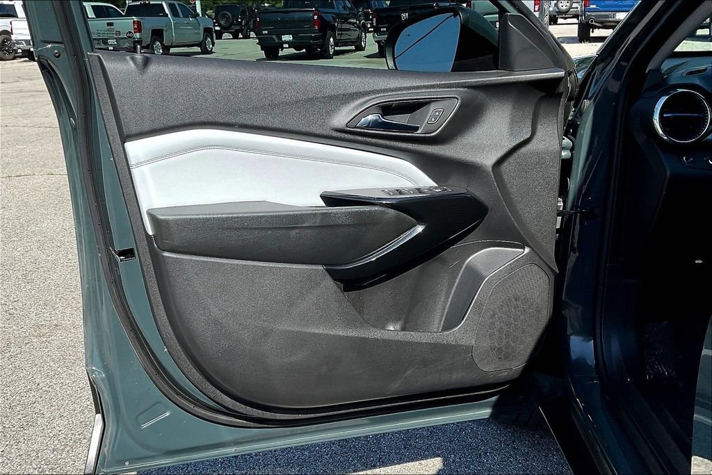 Used 2025 Chevrolet Trax LT w/ Sunroof Package FWD image 19