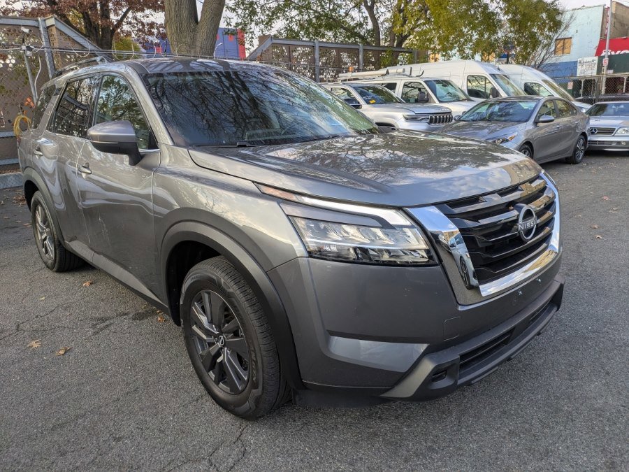 Used 2022 Nissan Pathfinder SV image 3