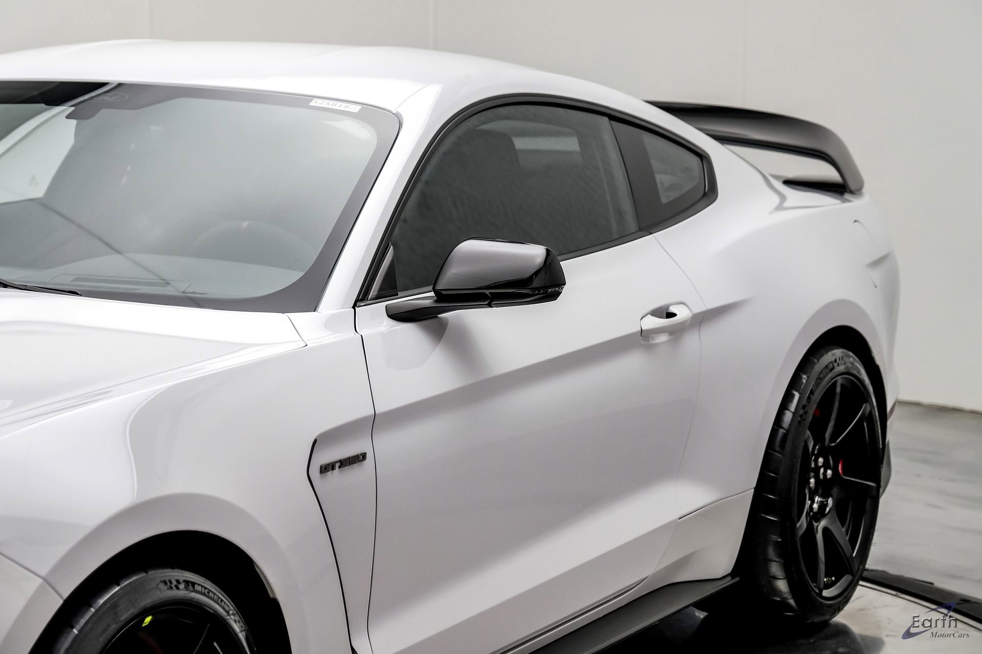 Used 2016 Ford Mustang Shelby GT350R w/ GT350R Equipment Group 920A RWD image 28