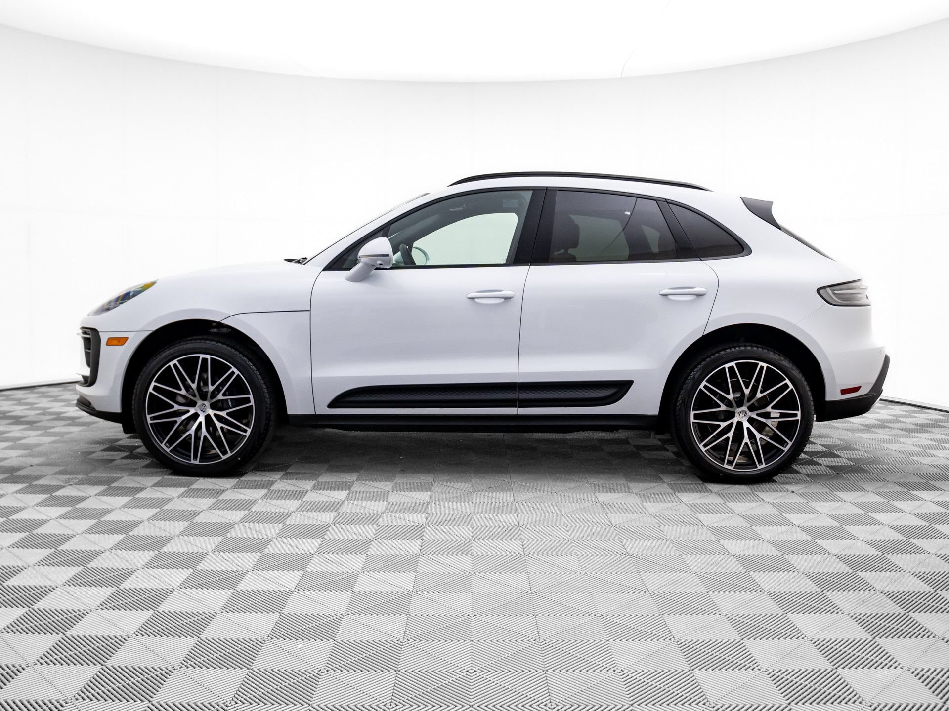 Used 2026 Porsche Macan AWD/4WD image 2