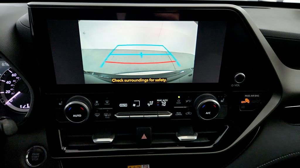 Used 2023 Toyota Highlander XLE AWD/4WD image 33