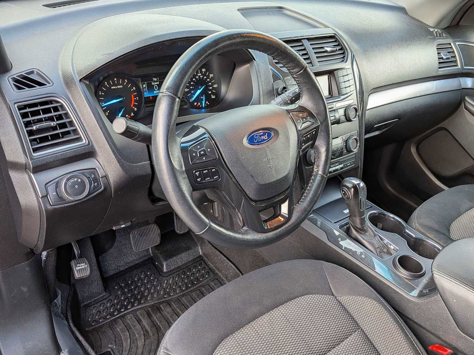 Used 2019 Ford Explorer XLT image 2
