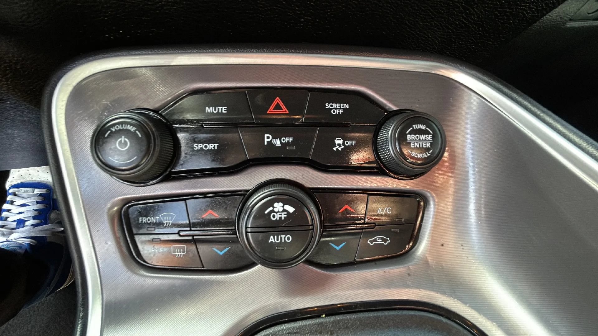 Used 2019 Dodge Challenger SXT w/ Driver Convenience Group RWD image 30