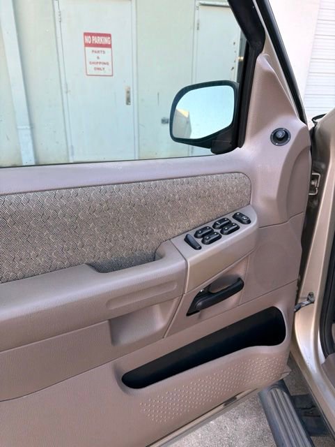 Used 2004 Ford Explorer XLS RWD image 11