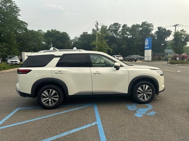 Used 2023 Nissan Pathfinder SL w/ Black Appearance Package AWD/4WD image 9