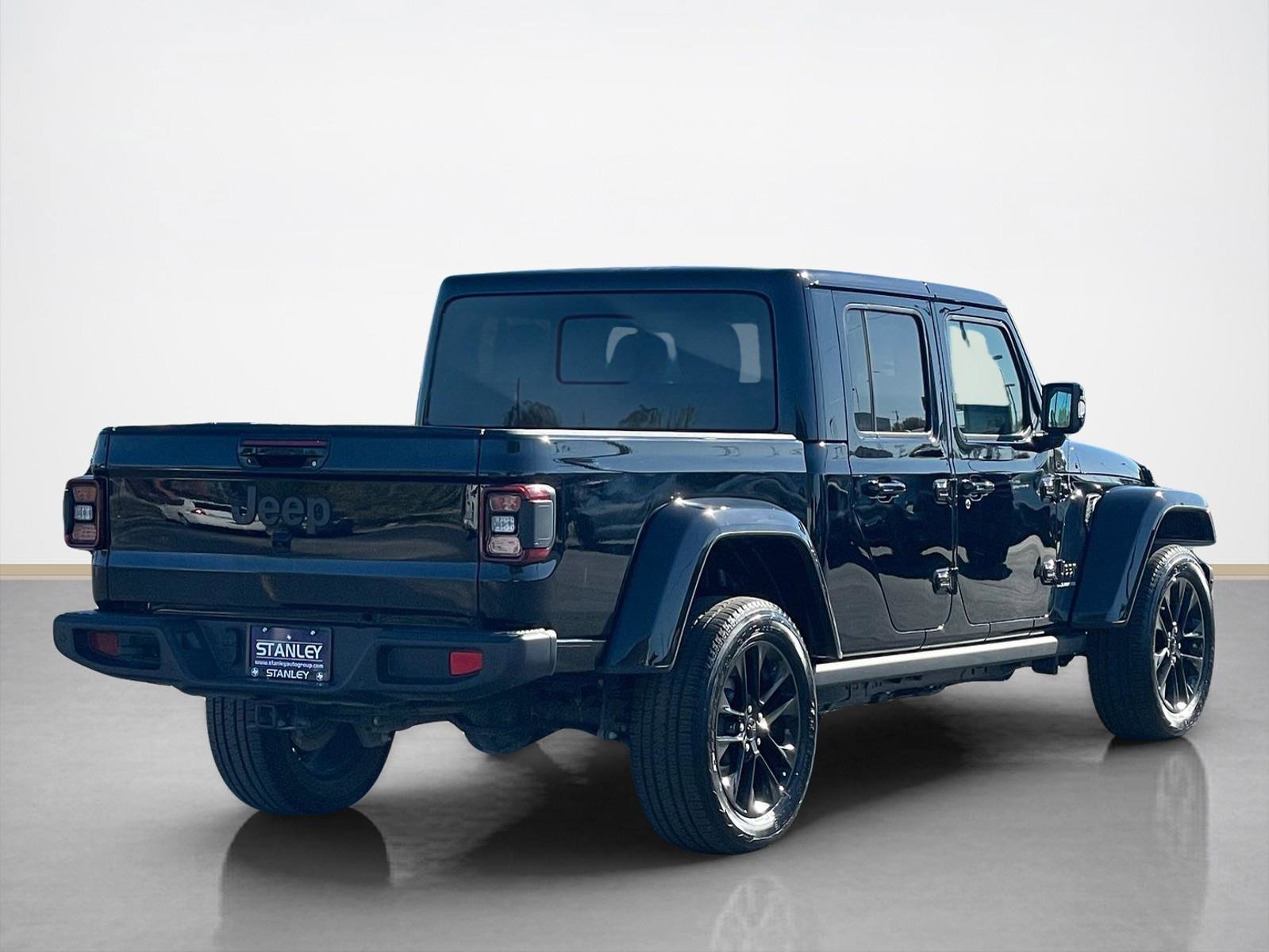 Used 2023 Jeep Gladiator Overland image 7