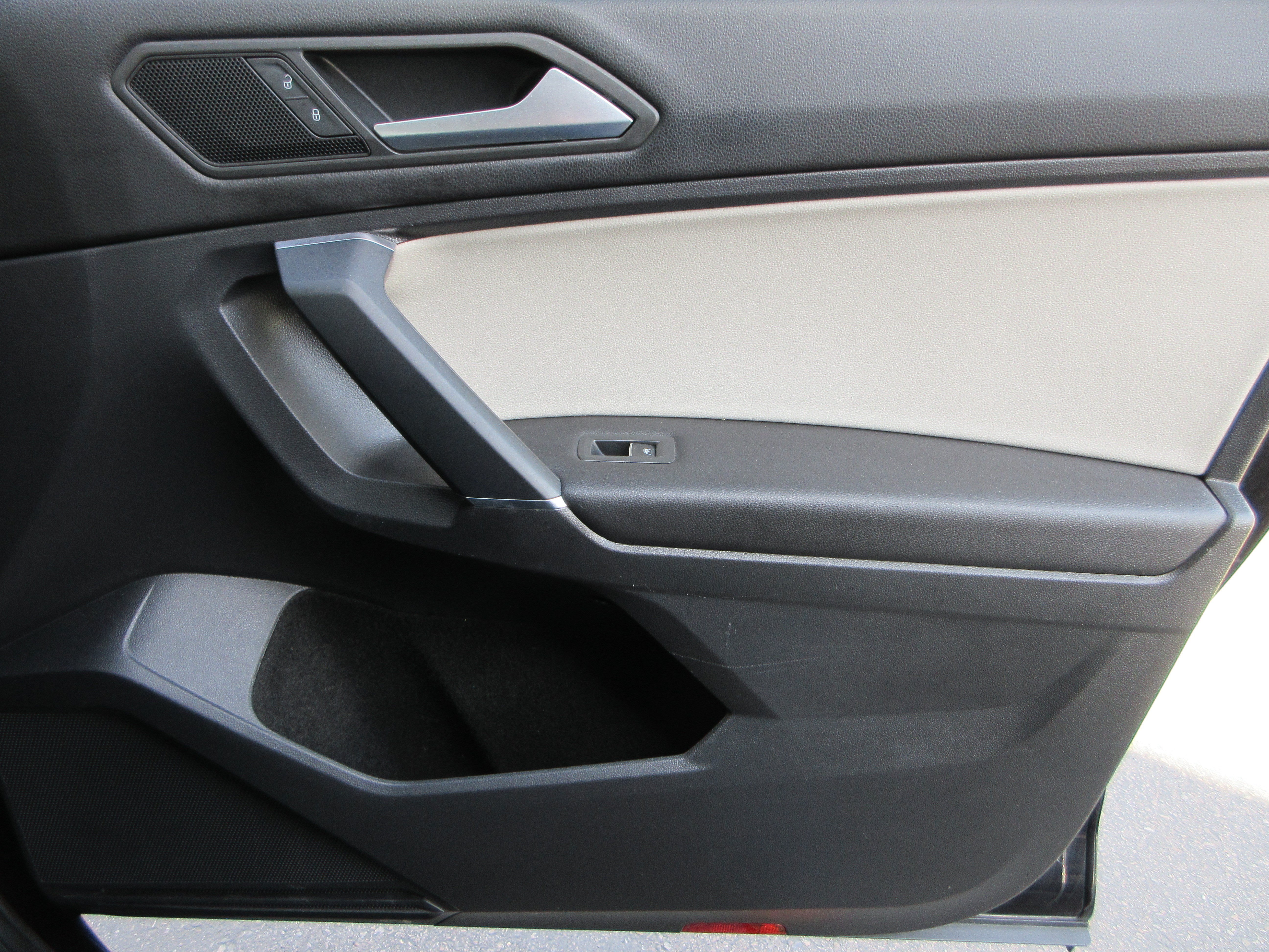 Used 2020 Volkswagen Tiguan SE R-Line AWD/4WD image 25