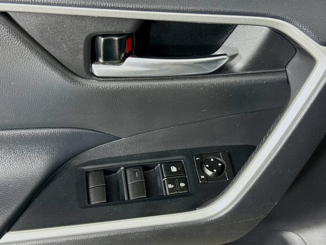 Certified 2021 Toyota RAV4 XLE FWD image 17