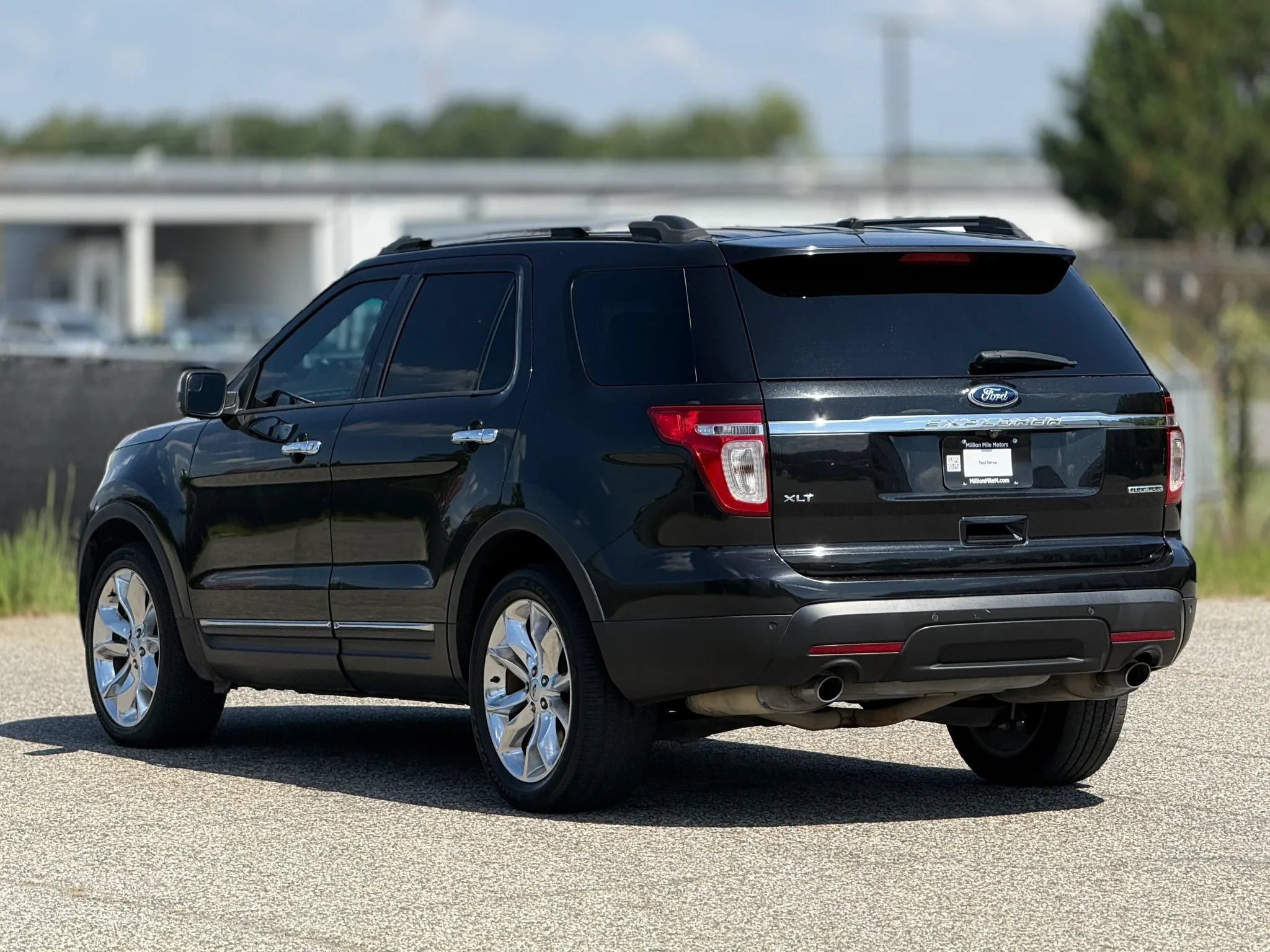 Used 2015 Ford Explorer XLT w/ Equipment Group 202B FWD image 9
