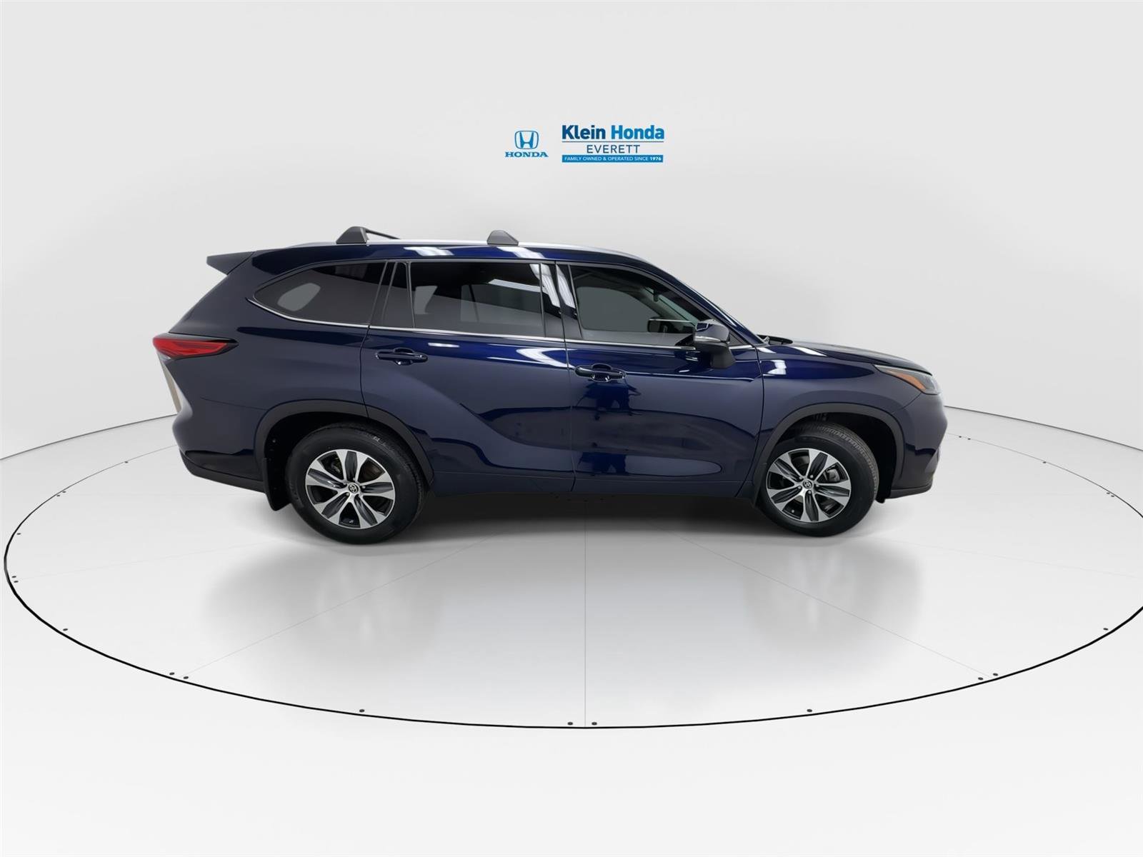 Used 2022 Toyota Highlander XLE AWD/4WD image 3