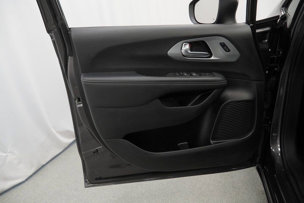 Used 2023 Chrysler Pacifica Touring-L w/ S Appearance Package image 37