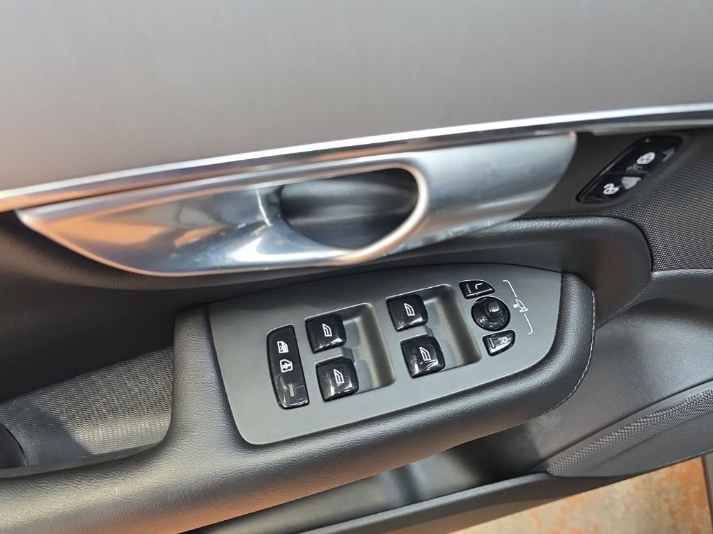 Used 2024 Volvo XC90 B5 Core image 25