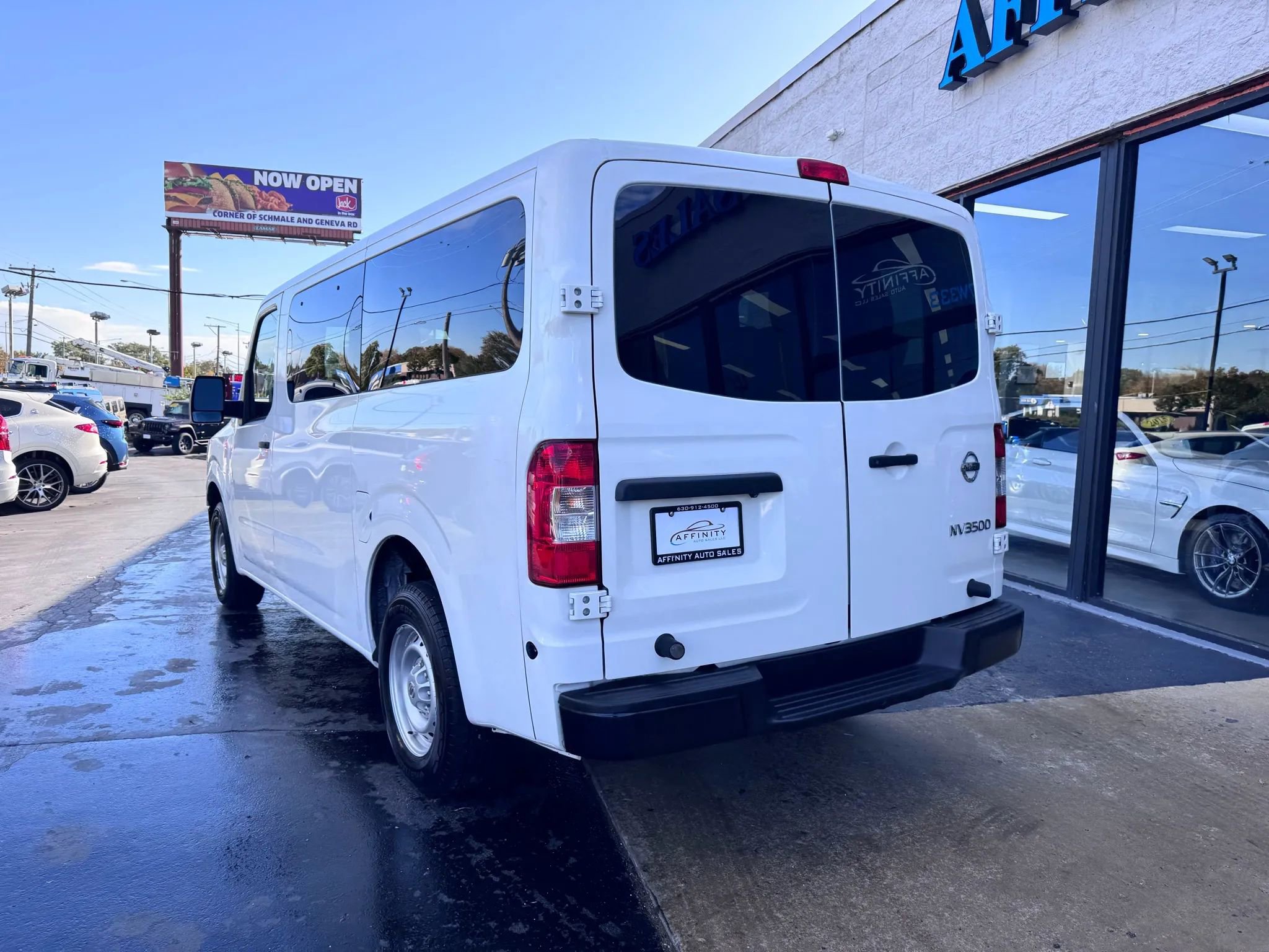Used 2018 Nissan NV 3500 S image 3
