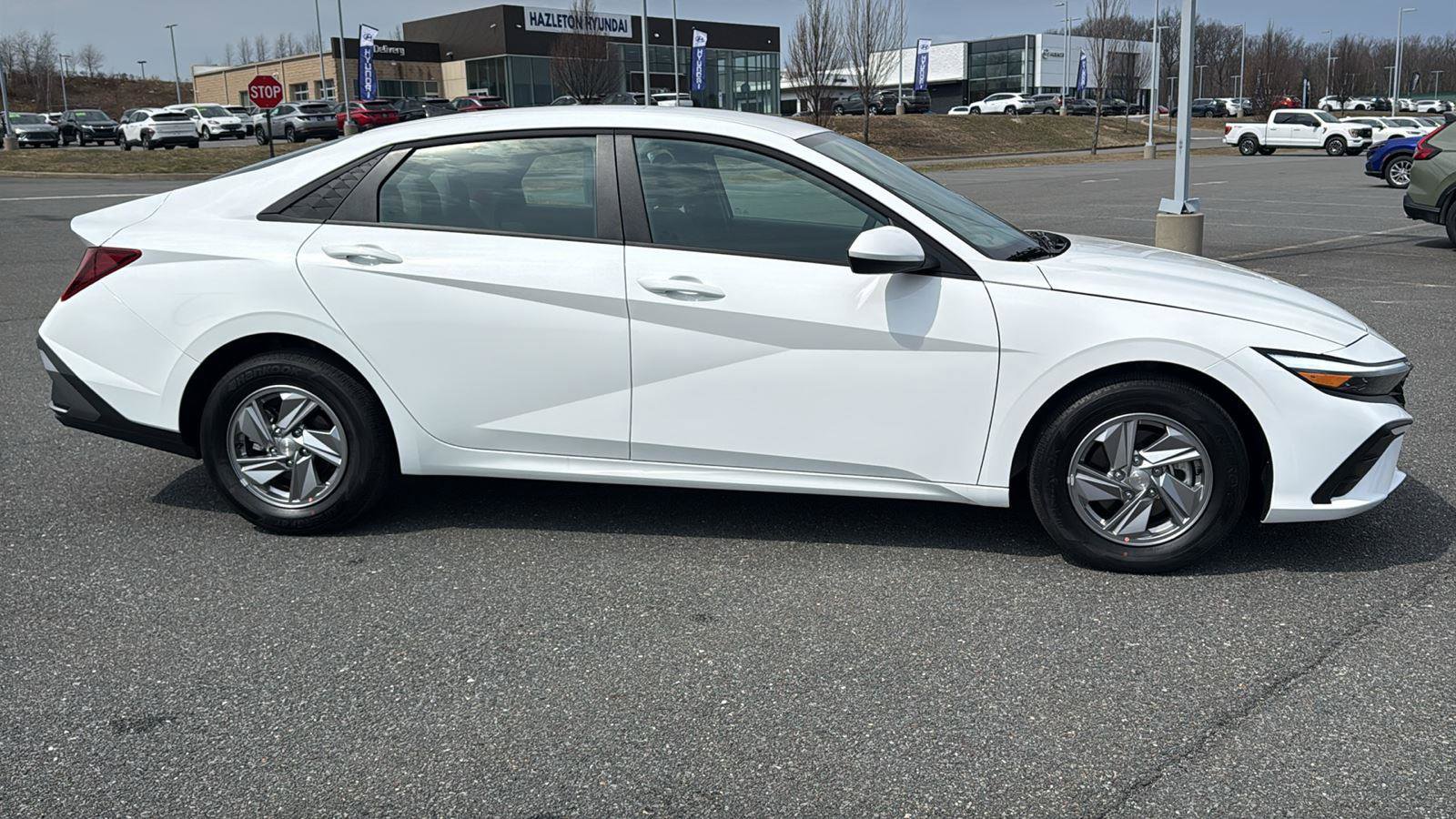 Used 2026 Hyundai Elantra SE FWD image 4