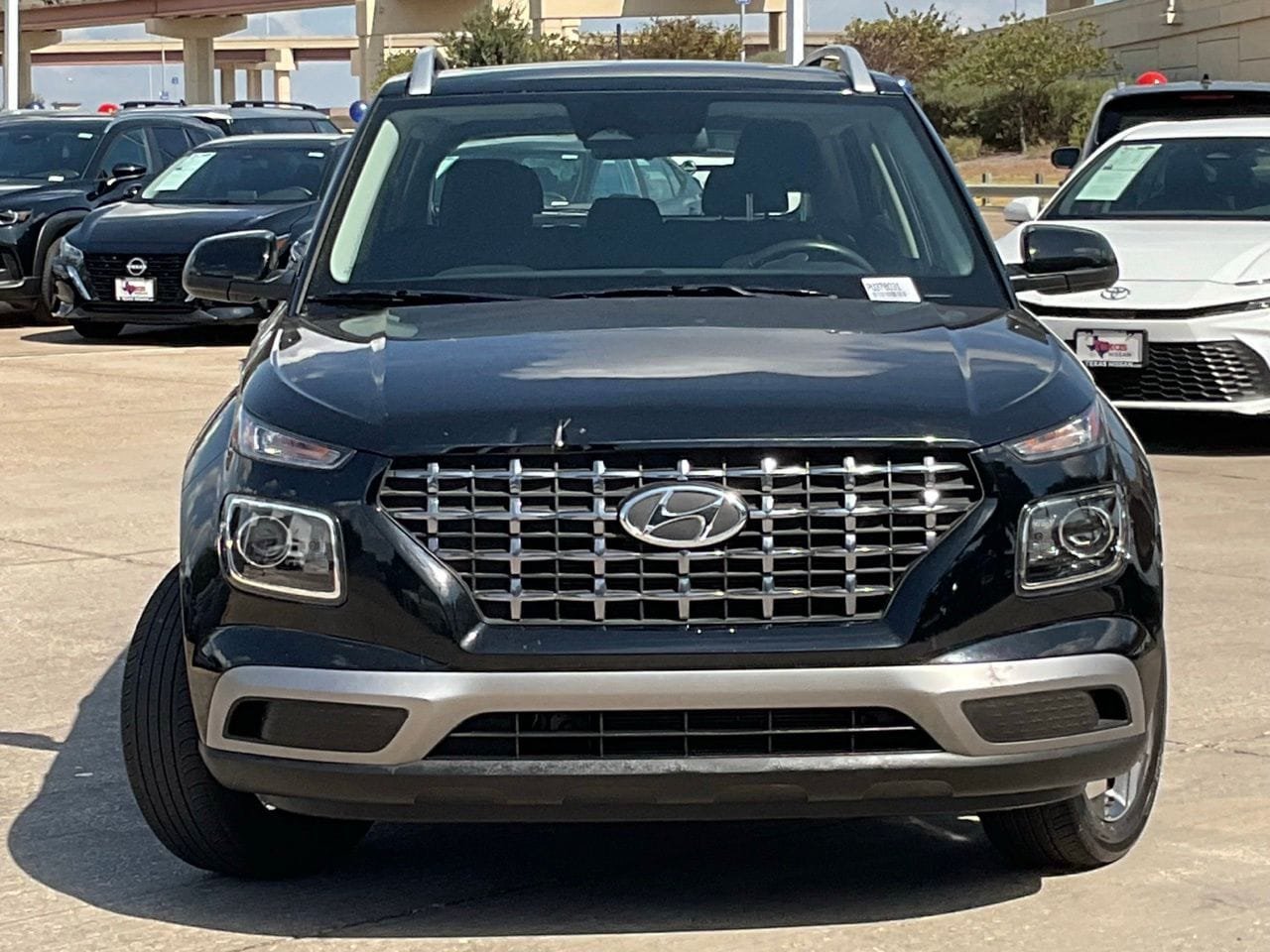 Used 2025 Hyundai Venue SEL FWD image 2