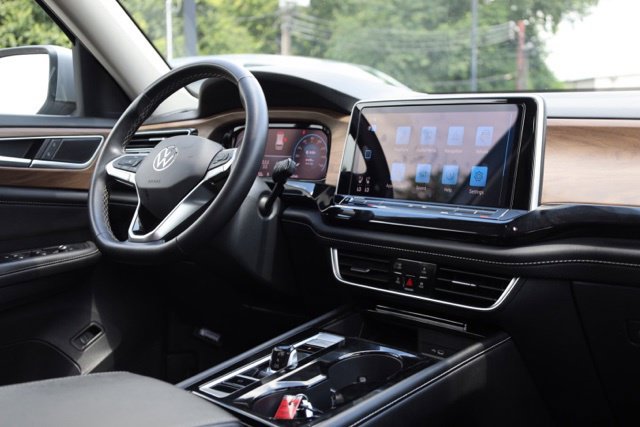 Used 2024 Volkswagen Atlas SE AWD/4WD image 33