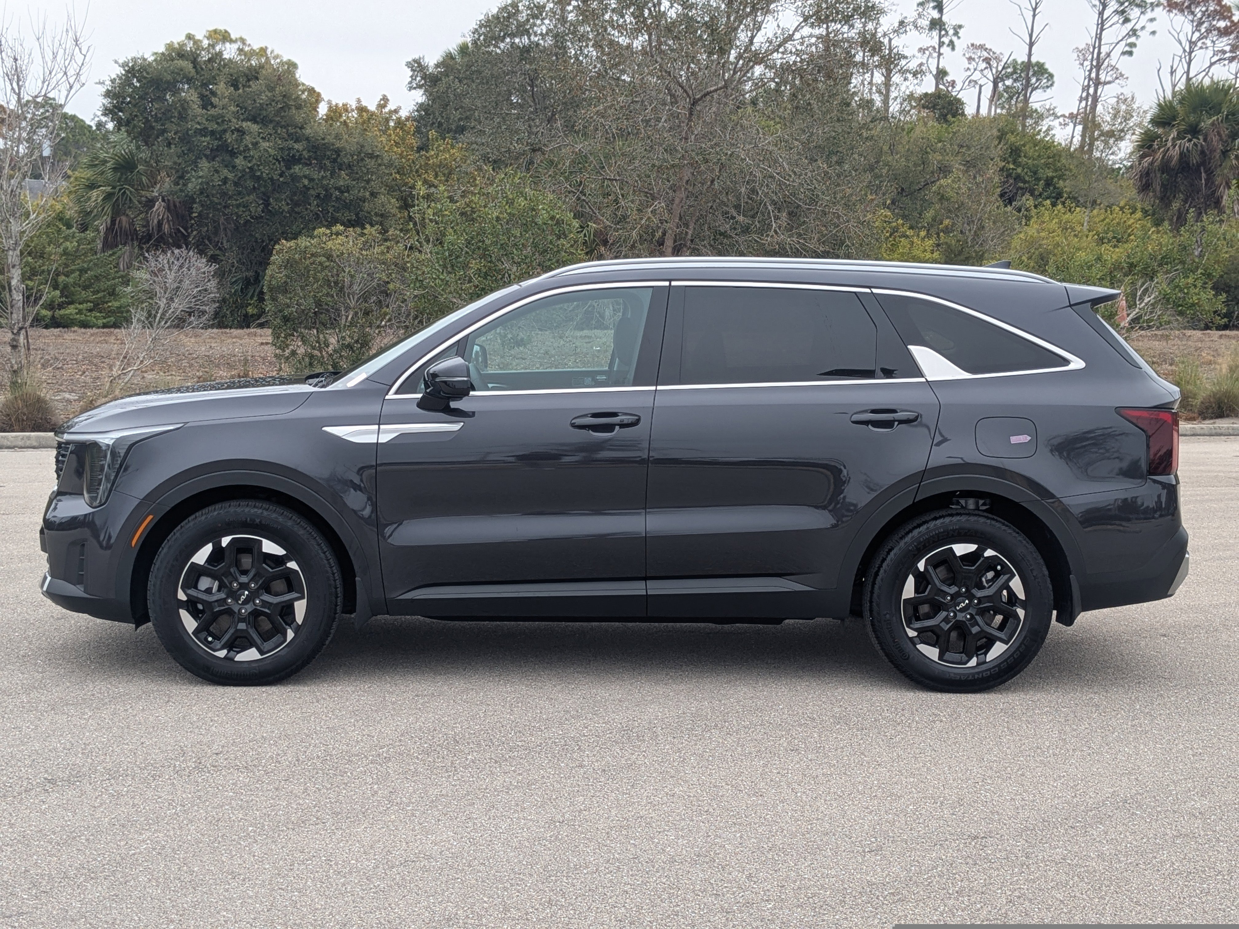 Certified 2025 Kia Sorento S w/ Panoramic Sunroof Package image 8