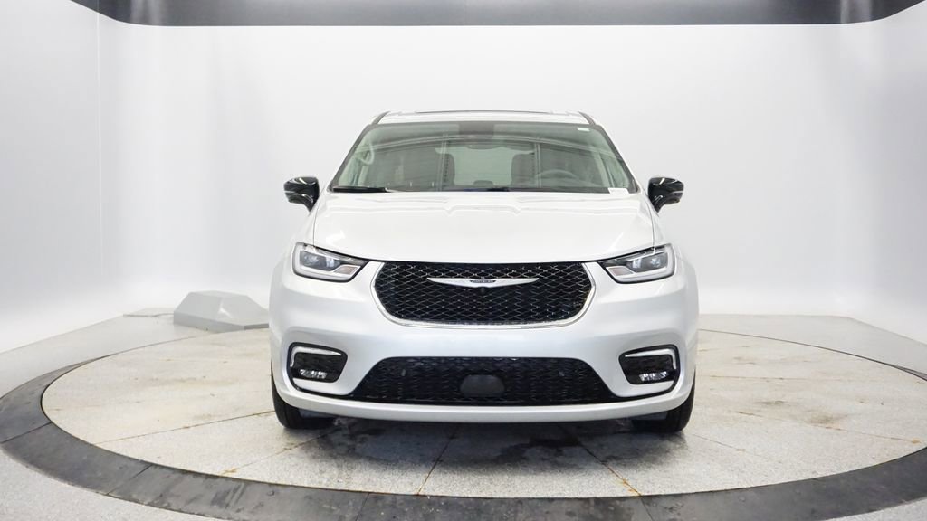 Used 2024 Chrysler Pacifica Limited AWD/4WD image 8