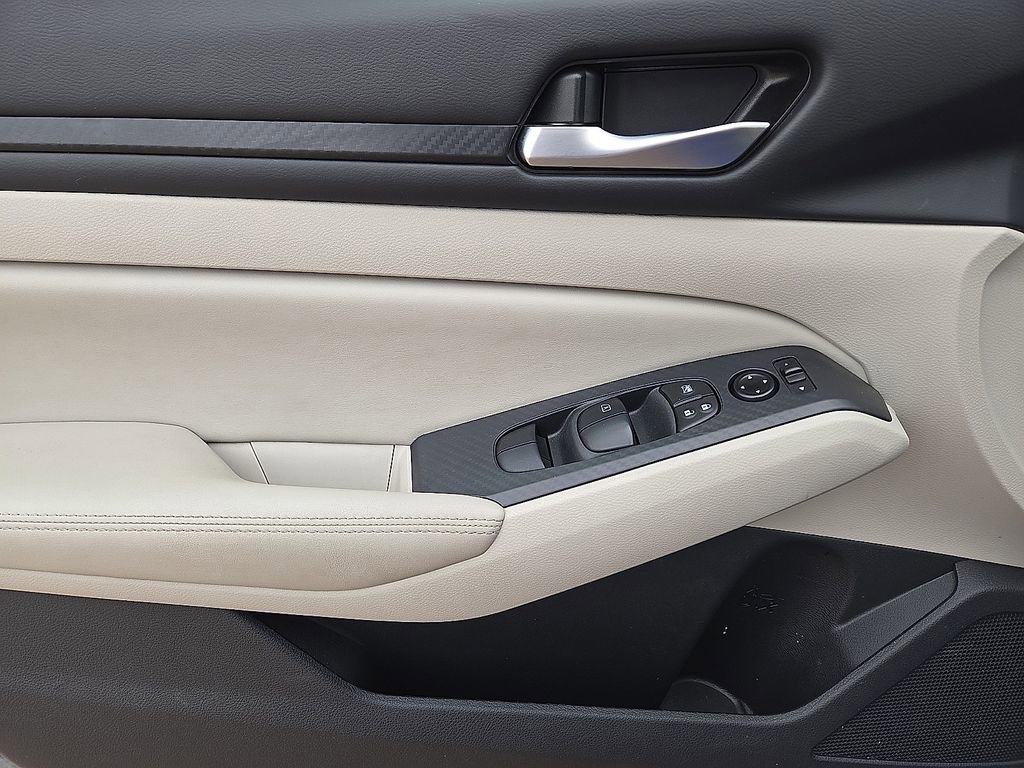 Used 2025 Nissan Altima 2.5 SV FWD image 20