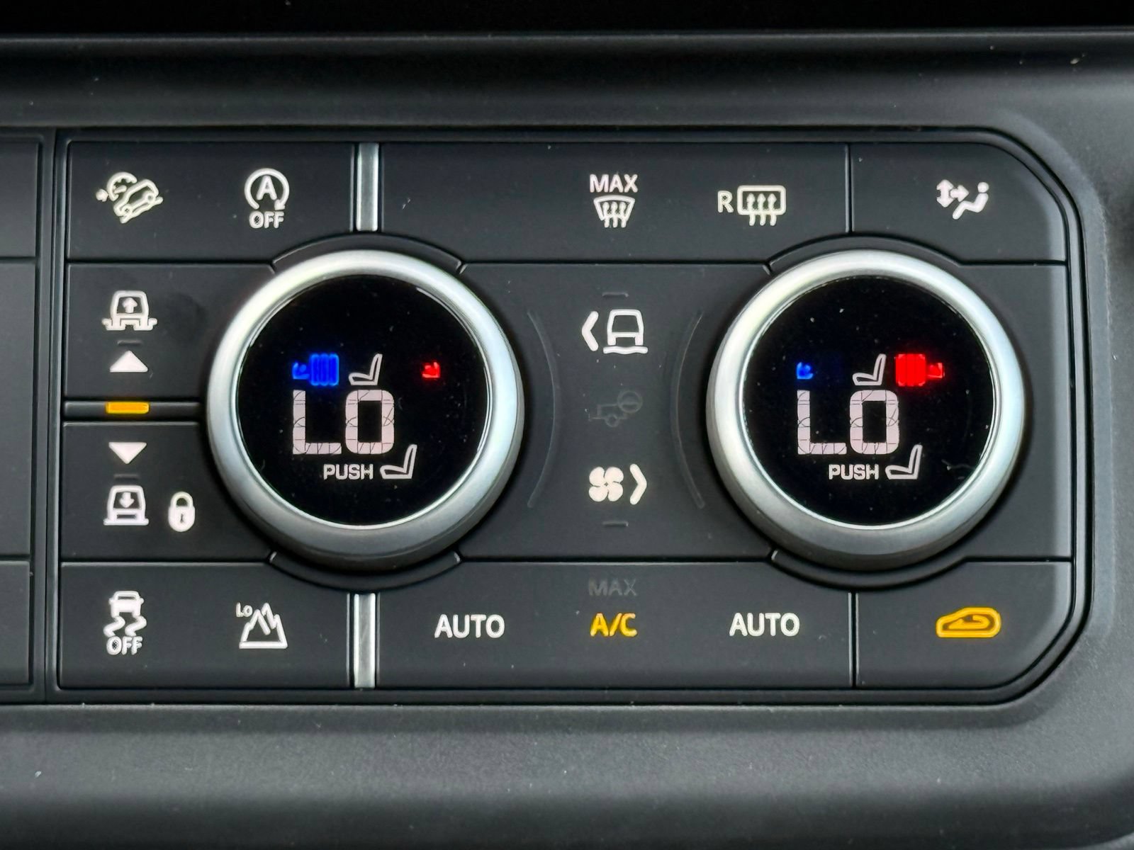 New 2025 Land Rover Defender 110 X-Dynamic SE AWD/4WD image 29