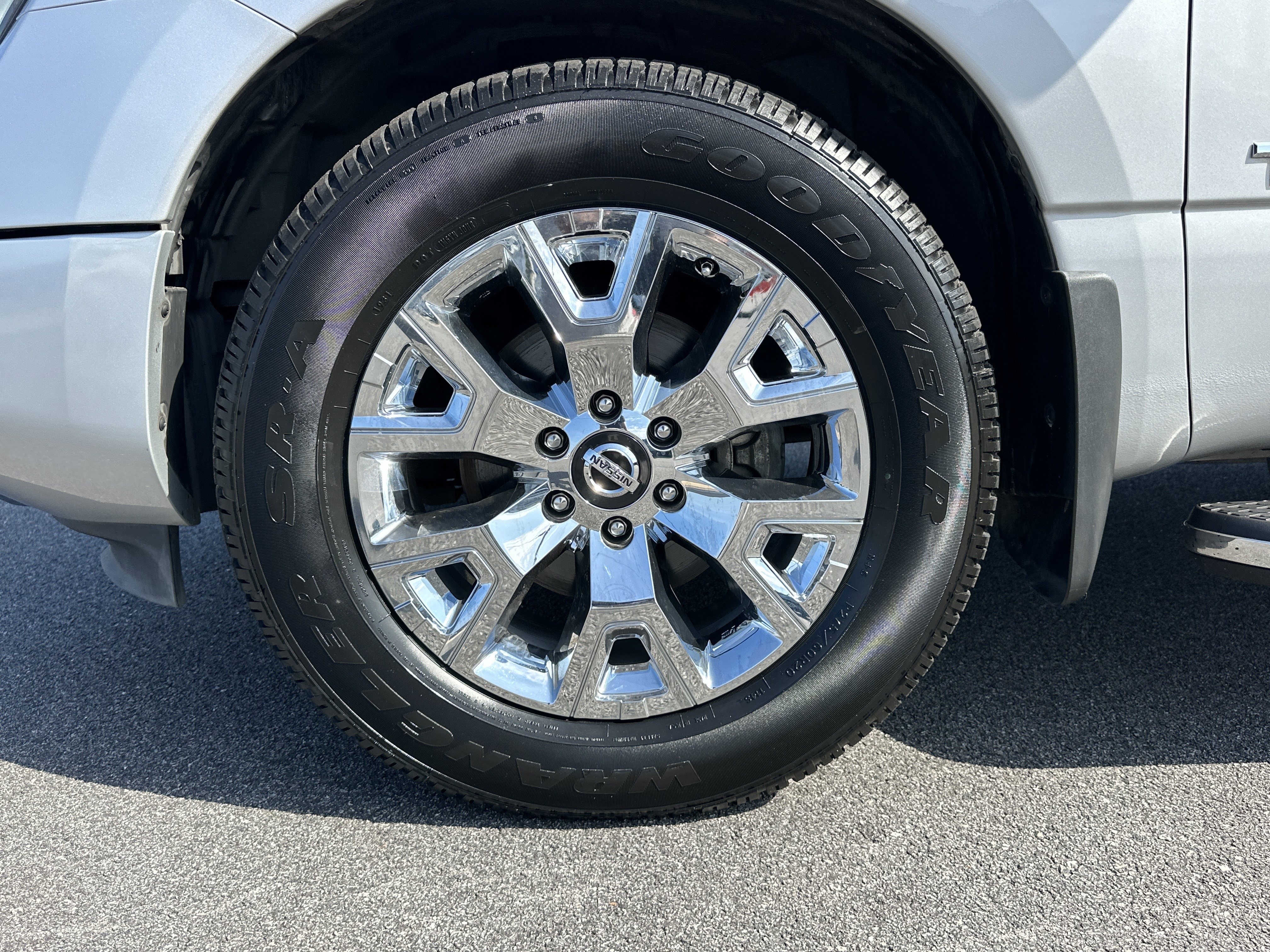 Used 2020 Nissan Titan SL w/ Moonroof Package RWD image 11