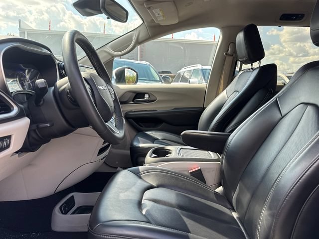 Used 2023 Chrysler Pacifica Touring-L FWD image 14