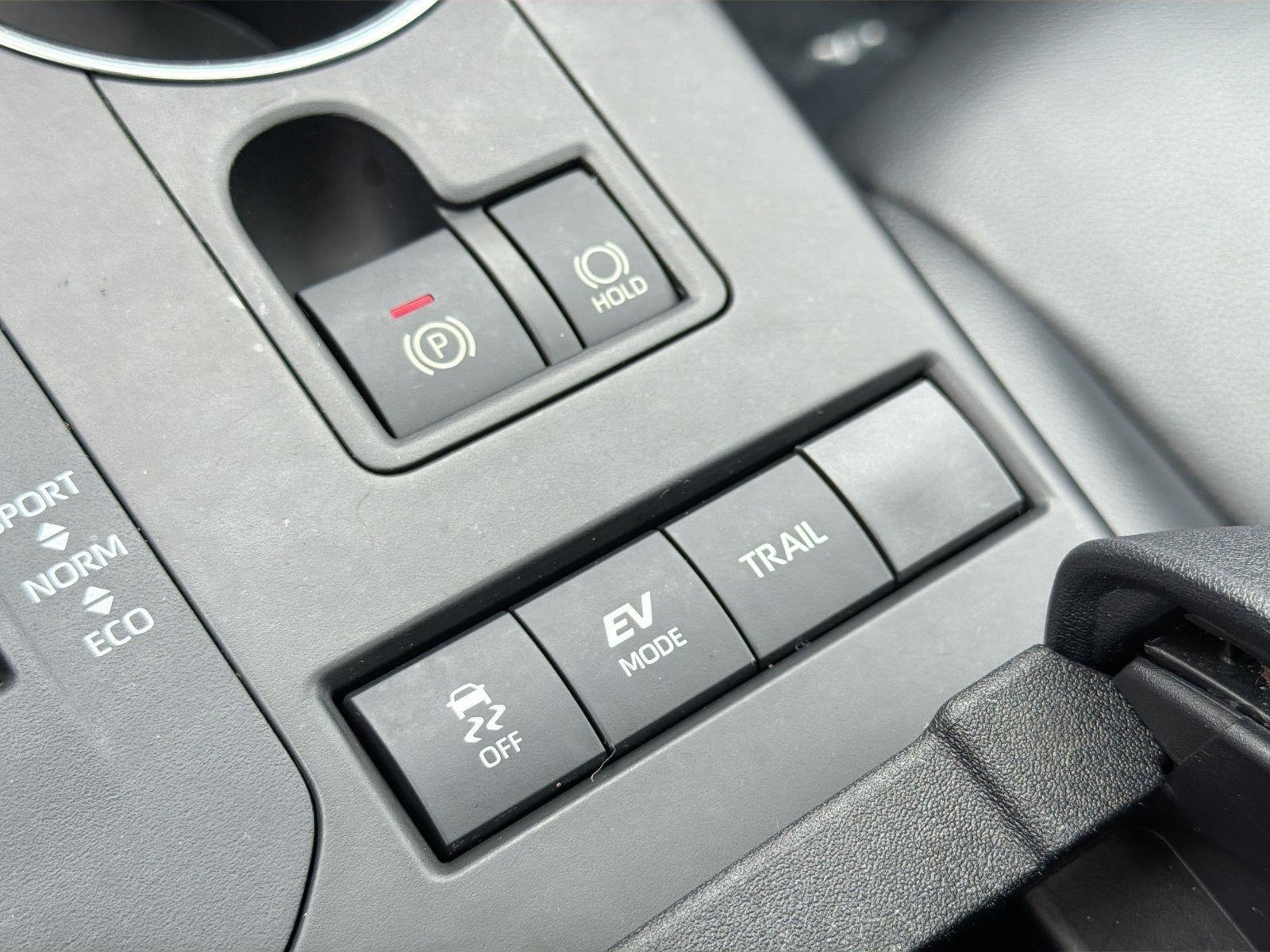 Used 2021 Toyota Highlander XLE AWD/4WD image 16
