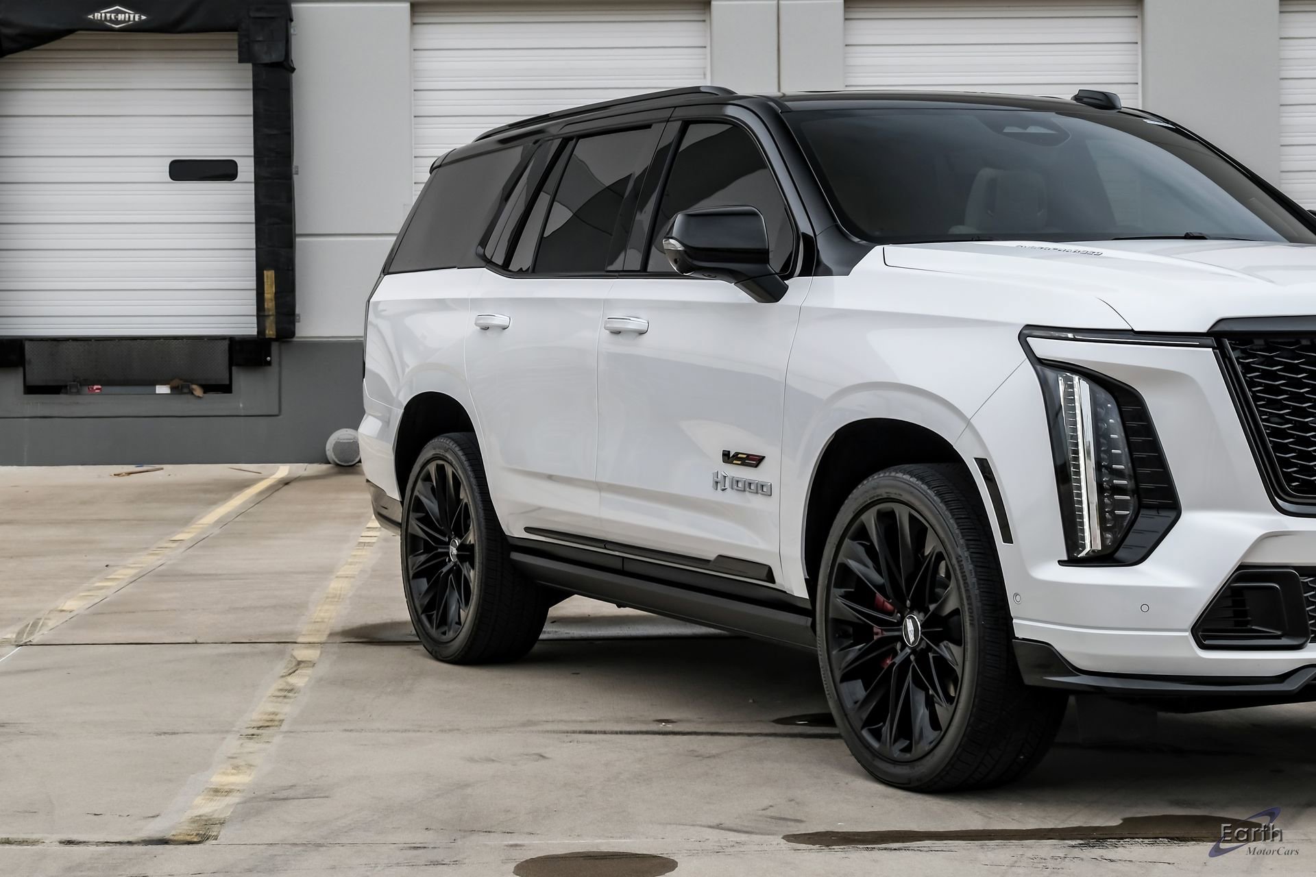 Used 2025 Cadillac Escalade V w/ LPO, ONYX Package AWD/4WD image 27