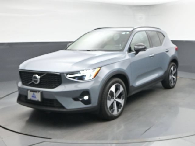 Used 2023 Volvo XC40 B5 Plus w/ Protection Package Premier AWD/4WD image 3