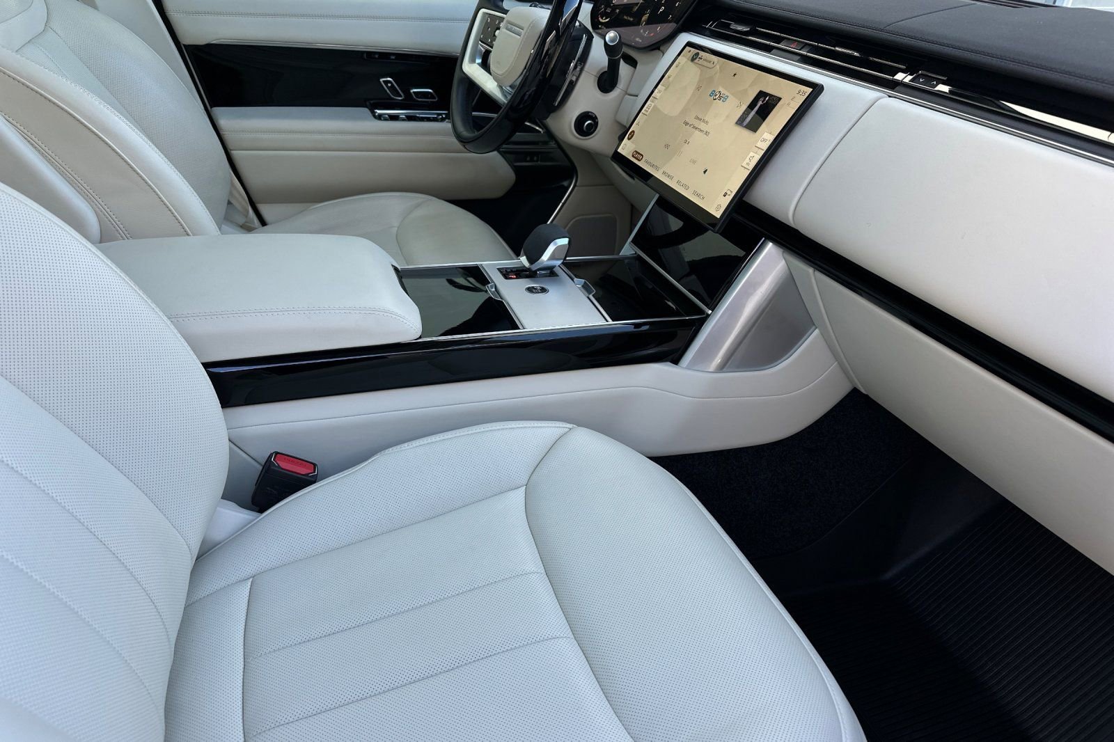 Used 2025 Land Rover Range Rover SE AWD/4WD image 18