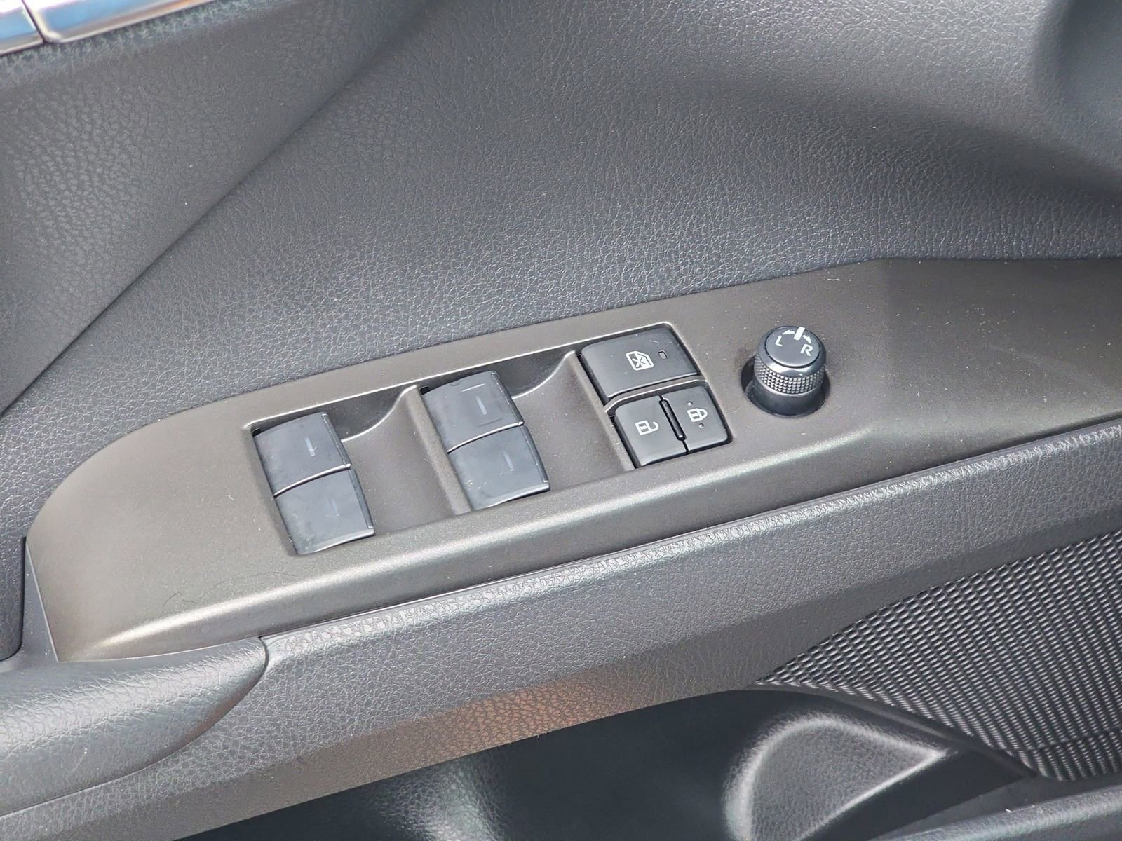 Used 2024 Toyota Camry SE image 33