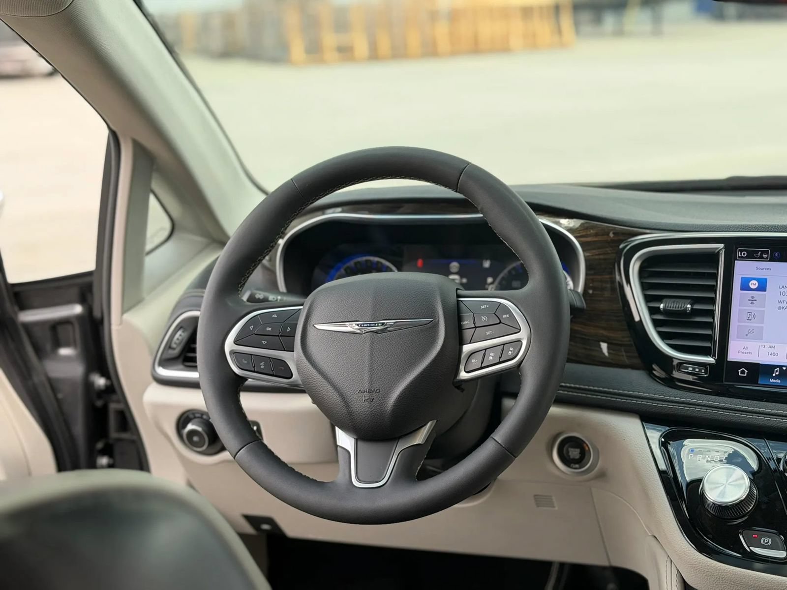 Used 2023 Chrysler Pacifica Limited FWD image 33