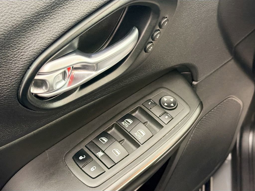 Used 2022 Jeep Cherokee Trailhawk w/ Trailhawk Elite Value Package image 18