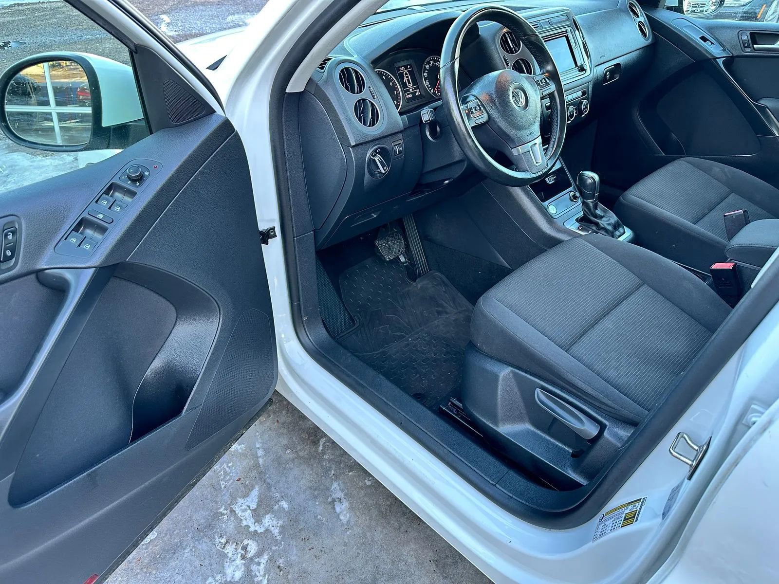 Used 2017 Volkswagen Tiguan Limited w/ Premium Package image 9