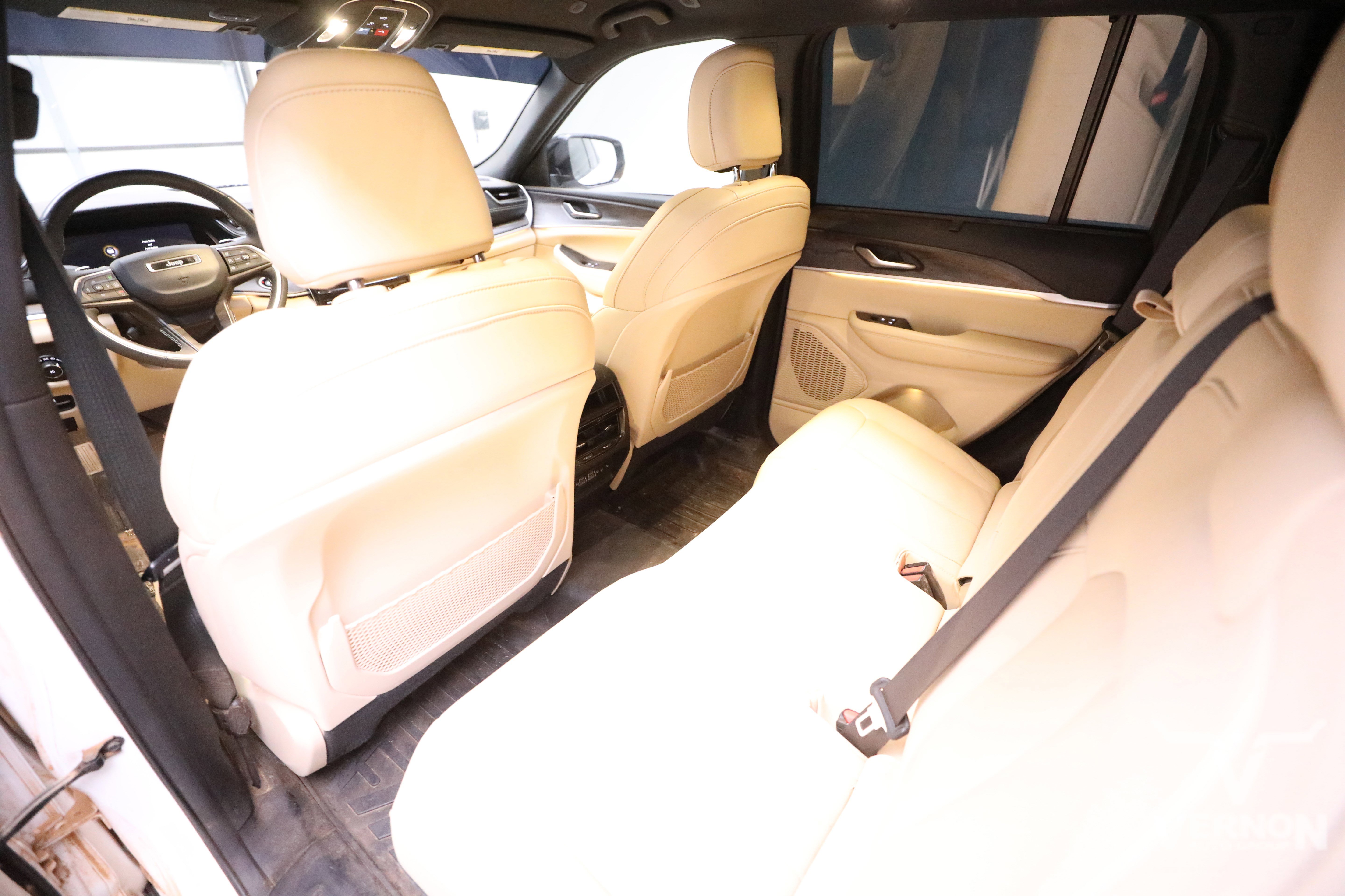 Used 2023 Jeep Grand Cherokee Limited w/ Luxury Tech Group II image 8