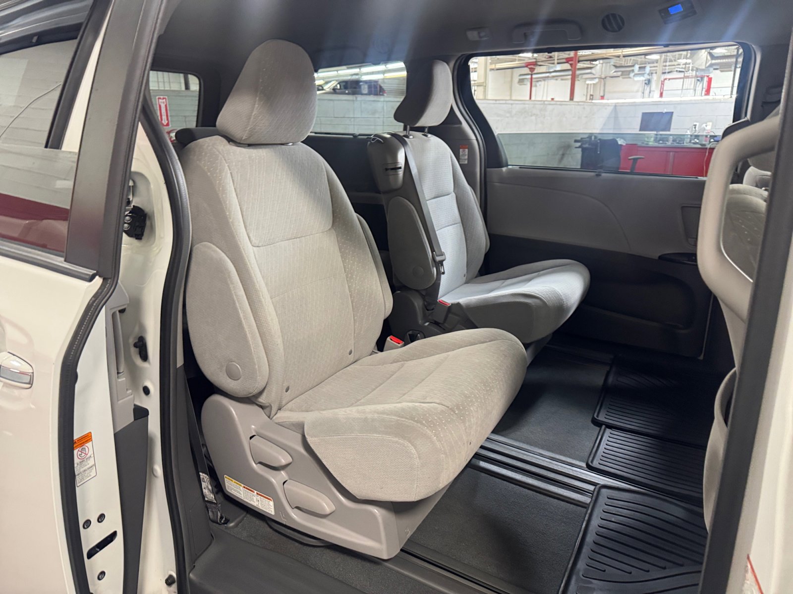 Certified 2019 Toyota Sienna LE w/ LE Preferred Package FWD image 18