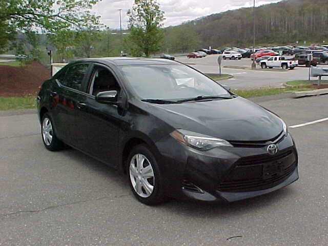 Used 2017 Toyota Corolla LE FWD image 2