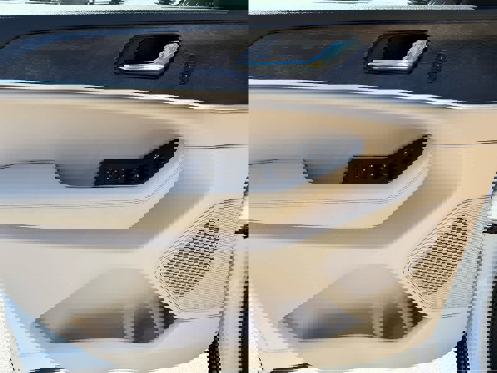 Used 2025 Jeep Grand Cherokee Limited w/ Black Appearance Package image 11