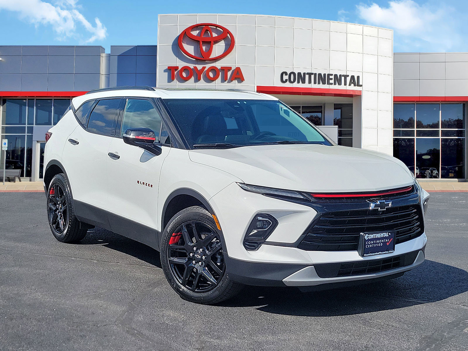 Used 2023 Chevrolet Blazer LT w/ Sound & Technology Package FWD image 2