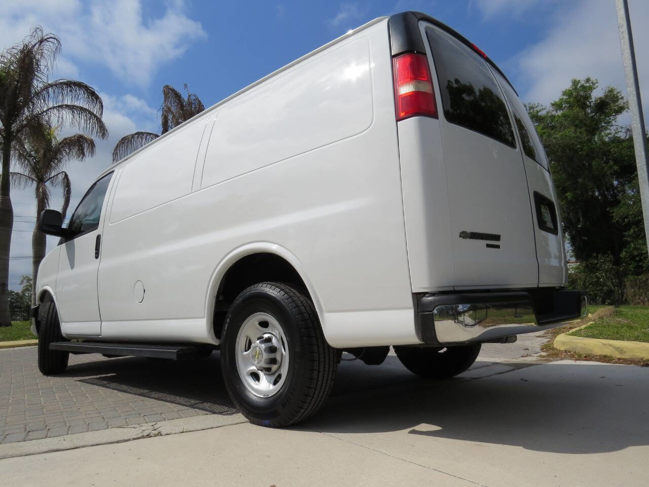 Used 2016 Chevrolet Express 3500 image 9