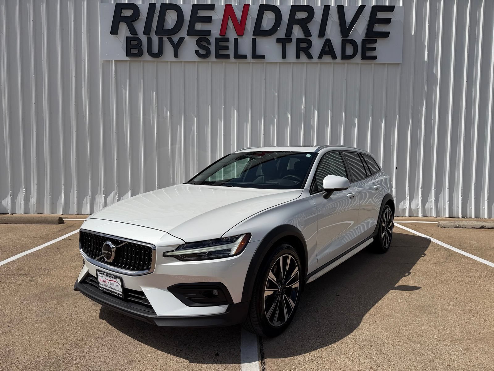 Used 2023 Volvo V60 B5 Cross Country Ultimate AWD/4WD image 1