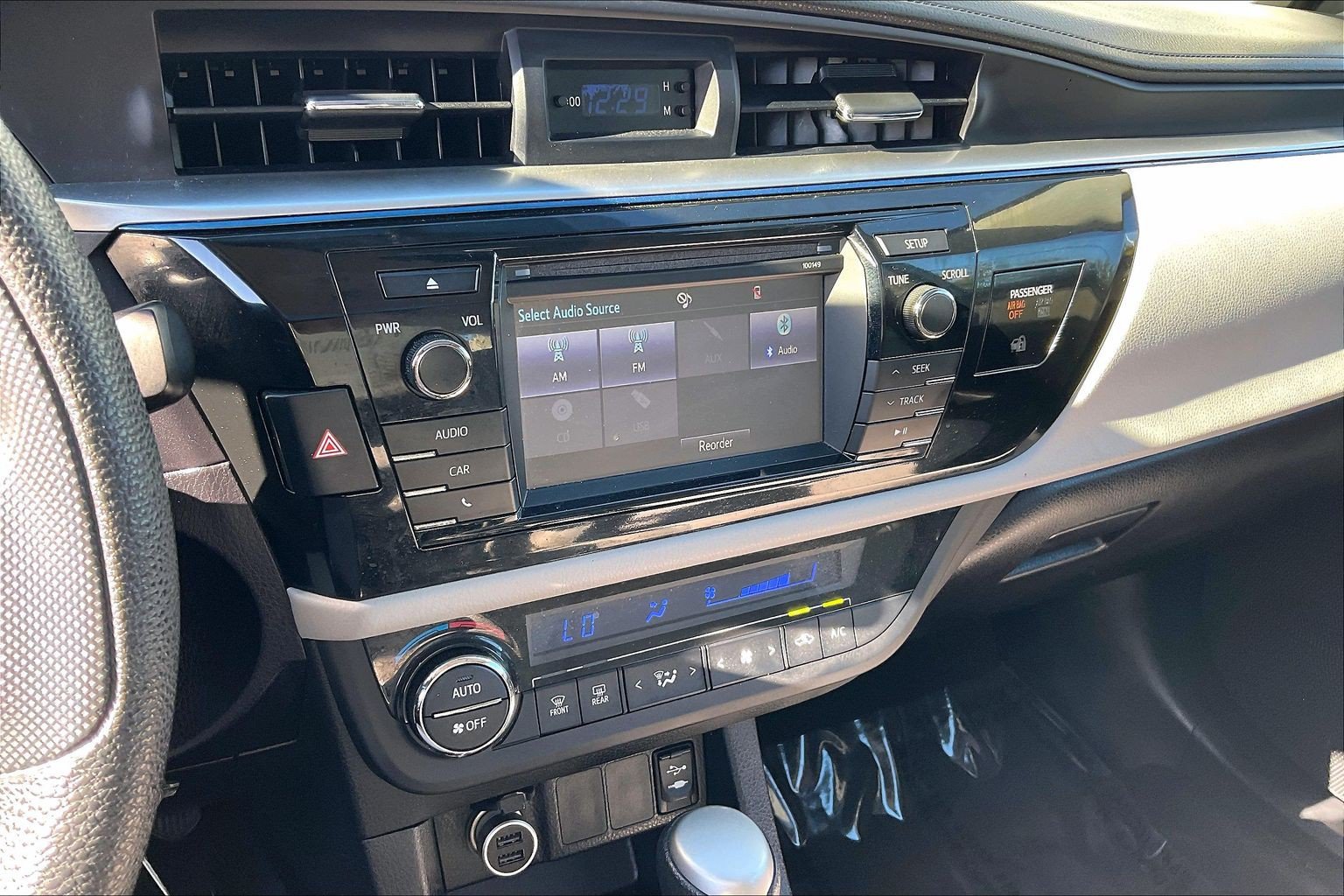 Used 2015 Toyota Corolla LE FWD image 38