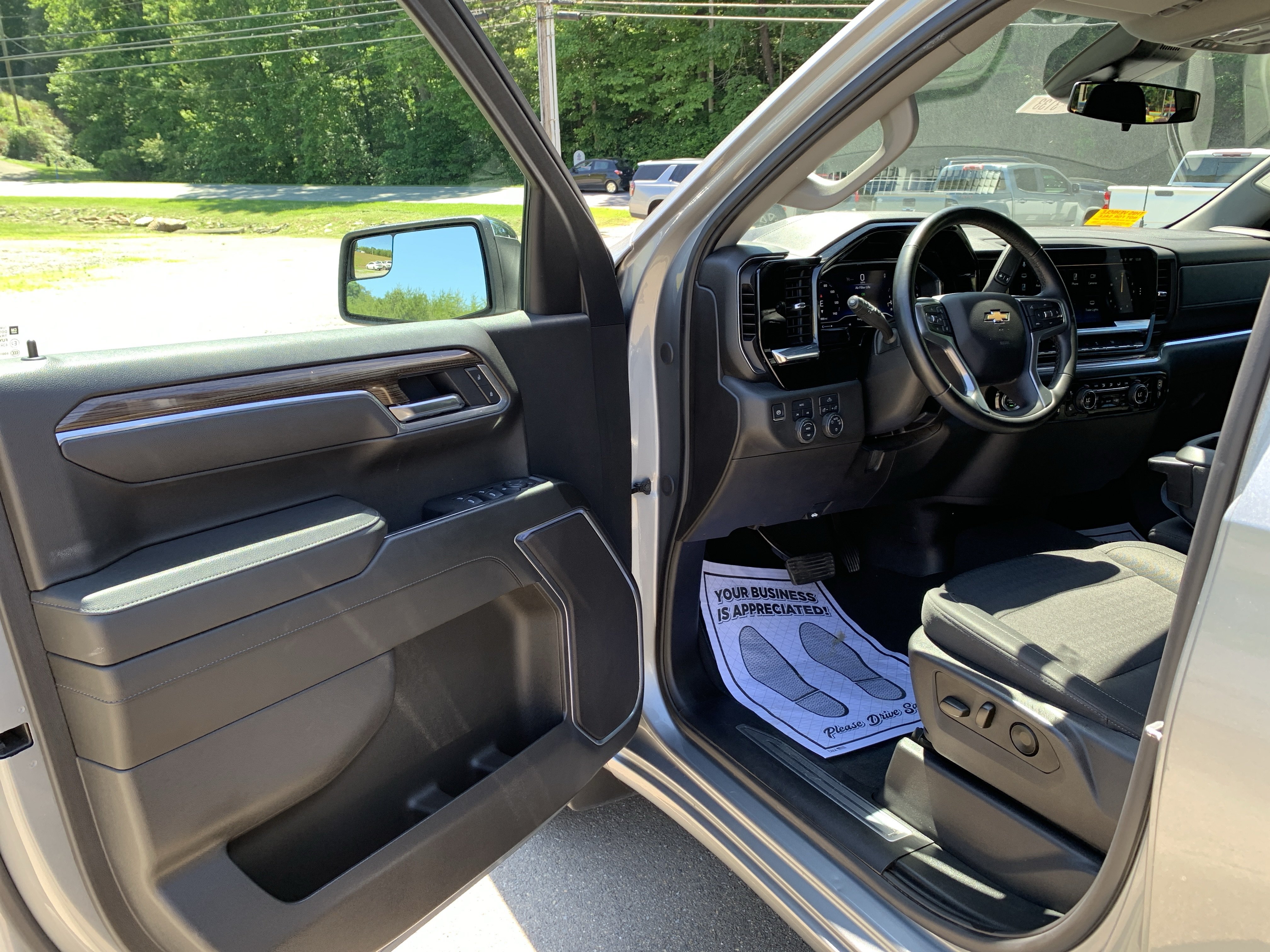 Used 2025 Chevrolet Silverado 1500 LT AWD/4WD image 15