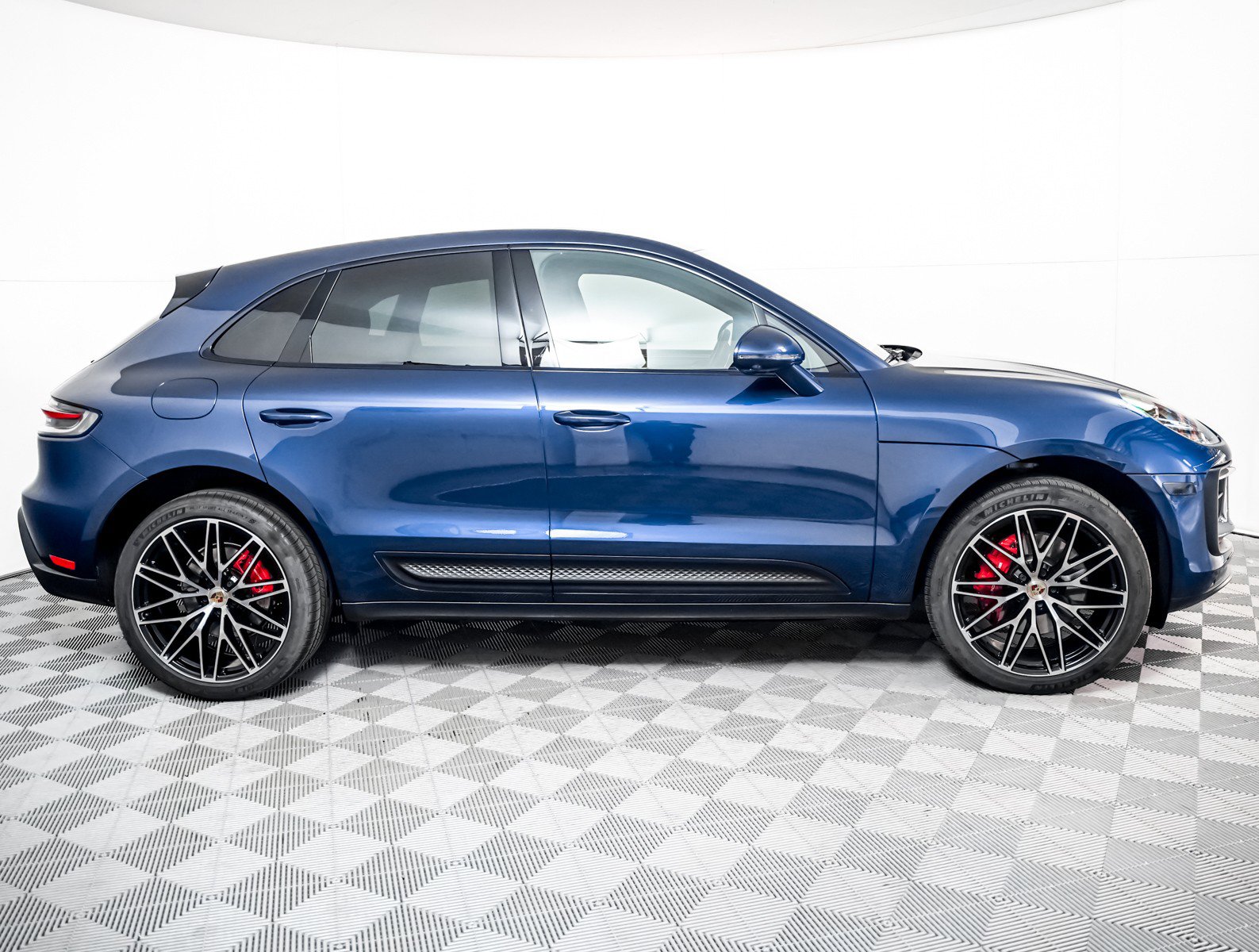 Certified 2024 Porsche Macan S image 9