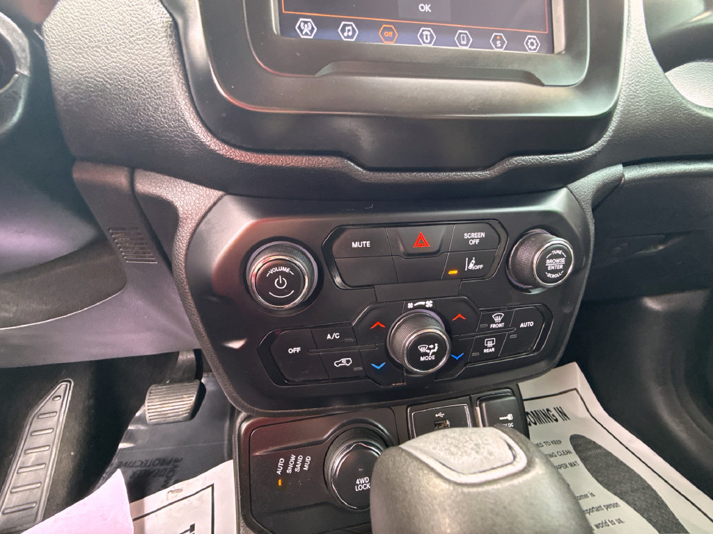 Used 2021 Jeep Renegade Latitude AWD/4WD image 21