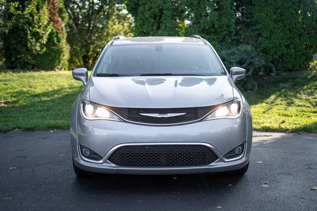 Used 2019 Chrysler Pacifica Touring Plus w/ Tire & Wheel Group FWD image 2