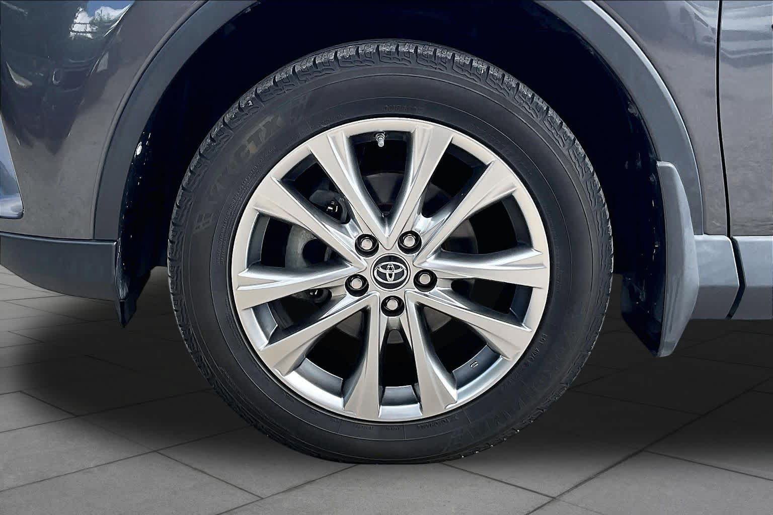 Used 2018 Toyota RAV4 Limited FWD image 11