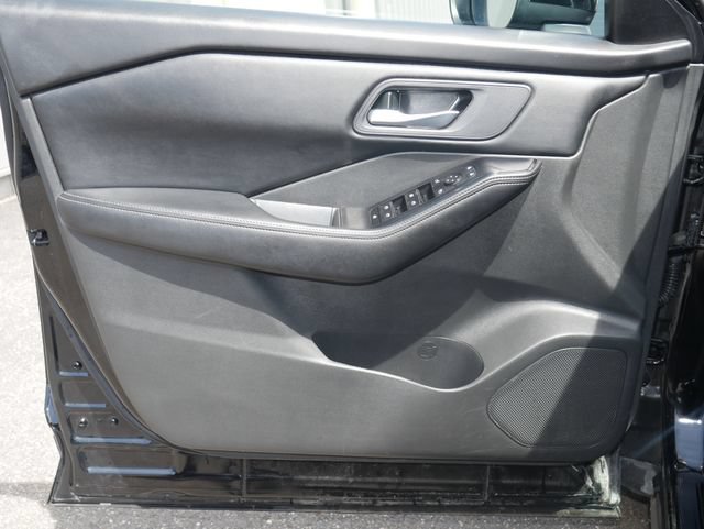 Used 2024 Nissan Rogue SV FWD image 8